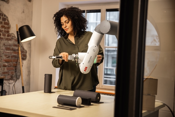 Εύκαμπτο και νέο ABB GoFa CRB15000 Cobot με την πένσα ρομπότ Onrobot RG6