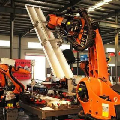 KUKA KR 210 R2700 Ρομπότ βιομηχανικής κατασκευής με γραμμικές οδηγίες CNGBS για την συναρμολόγηση κινητήρα