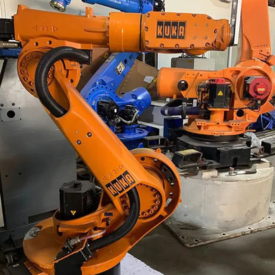 KUKA KR 210 R2700 Ρομπότ βιομηχανικής κατασκευής με γραμμικές οδηγίες CNGBS για την συναρμολόγηση κινητήρα