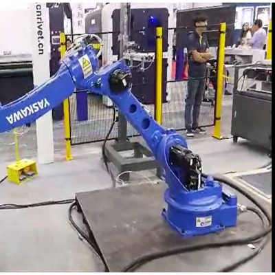 6 άξονες Οικουμενικό ρομποτικό βραχίονα Yaskawa GP110 με CNGBS Robot Gripper για ρομπότ χειρισμού παλέτας