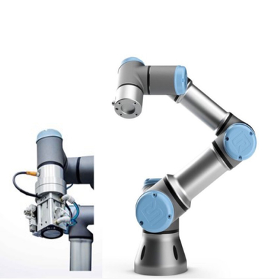 UR3 Universal Robot Cobot με λαβή ως μηχανή συναρμολόγησης για την συναρμολόγηση κινητήρα
