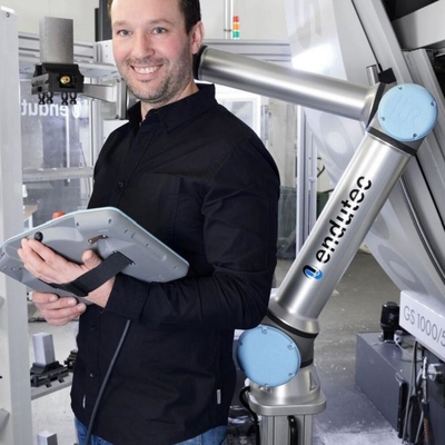 Συνεργατικό ρομποτικό χέρι UR 10e Of 6 Aixs Cobot με ωφέλιμο φορτίο 10KG με κάλυψη ρομπότ για συγκόλληση