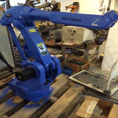 Ωφέλιμο φορτίο 50kg Motoman GP50 ρομπότ υλικού χειρισμού με το βιομηχανικό βραχίονα ρομπότ