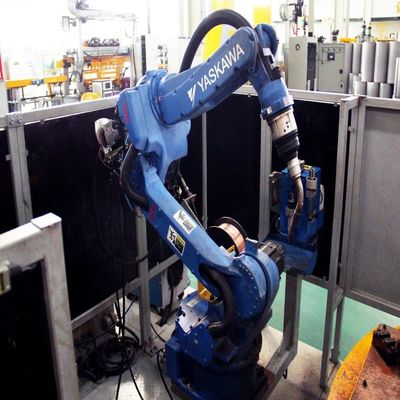 6 βραχίονας Motoman AR1440 ρομπότ άξονα με τον οξυγονοκολλητή RD350S για τη ρομποτική συγκόλληση