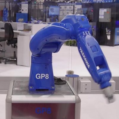 Βιομηχανικό ρομπότ GP8 συνελεύσεων μεγάλων μηχανών με ρομποτικός βραχίονας ωφέλιμων φορτίων 8KG ως μηχανή επιλογών και θέσεων