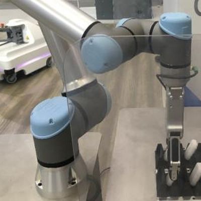 Ελαφρύ ρομπότ UR 5e Cobot με το χειριστή ωφέλιμων φορτίων 5KG ως ρομπότ συνεργάσιμο για τη μηχανή επιλογών και θέσεων