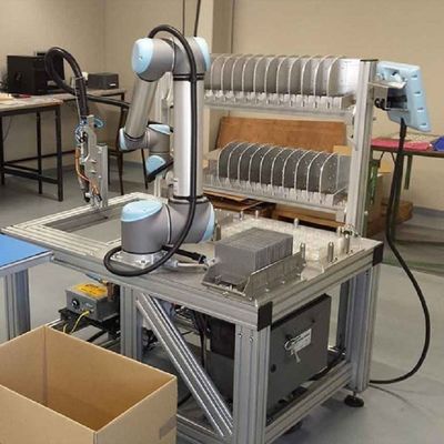 Ελαφρύ ρομπότ UR 5e Cobot με το χειριστή ωφέλιμων φορτίων 5KG ως ρομπότ συνεργάσιμο για τη μηχανή επιλογών και θέσεων