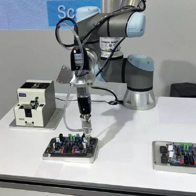 Ελαφρύ ρομπότ UR 5e Cobot με το χειριστή ωφέλιμων φορτίων 5KG ως ρομπότ συνεργάσιμο για τη μηχανή επιλογών και θέσεων