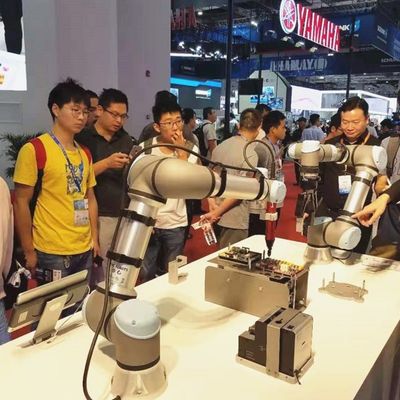 Ελαφρύ ρομπότ UR 5e Cobot με το χειριστή ωφέλιμων φορτίων 5KG ως ρομπότ συνεργάσιμο για τη μηχανή επιλογών και θέσεων