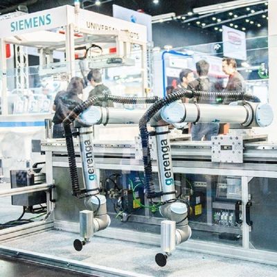 Ελαφρύ ρομπότ UR 5e Cobot με το χειριστή ωφέλιμων φορτίων 5KG ως ρομπότ συνεργάσιμο για τη μηχανή επιλογών και θέσεων
