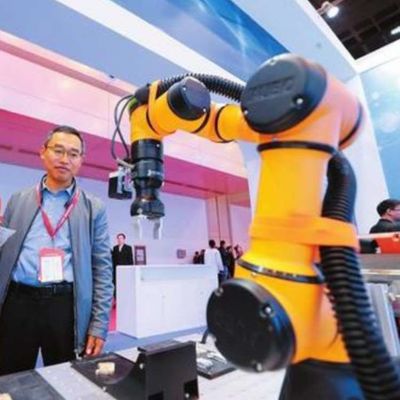 Άξονας Cobot AUBO I16 6 για τη φόρτωση και την εκφόρτωση ως συνεργάσιμο ρομπότ