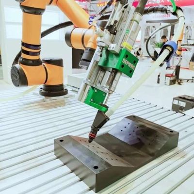 Άξονας Cobot AUBO I16 6 για τη φόρτωση και την εκφόρτωση ως συνεργάσιμο ρομπότ