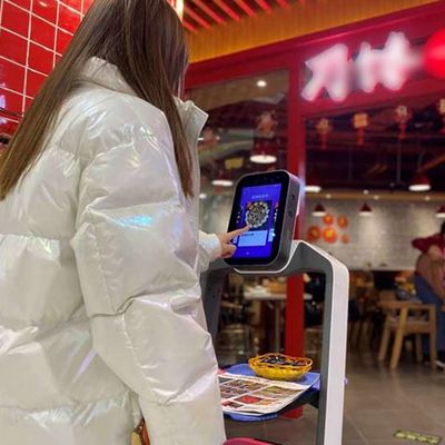 Σερβιτόρος ρομπότ παράδοσης τροφίμων με το ρομπότ υπηρεσιών τεχνητής νοημοσύνης AI