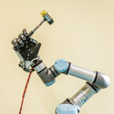 Η βιομηχανική επιλογή βραχιόνων ρομπότ Cobot UR3 και τοποθετεί τον άξονα 6 με την επιλογή πενσών και τοποθετεί το βραχίονα ρομπότ μηχανών