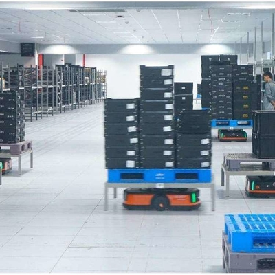 Ρομπότ AGV Q3-600C ωφέλιμο φορτίο 600kg με CNGBS Cobot Robot Arm για το έργο αυτοματισμού ως AGV